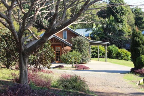 Romantic Lakeview Cottage - Accommodation Port Hedland 0