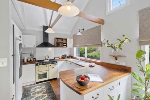 Romantic Lakeview Cottage - Accommodation Port Hedland 2