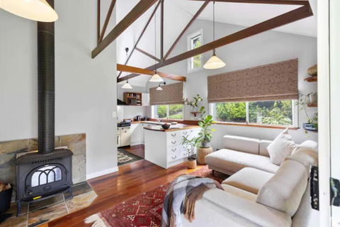 Romantic Lakeview Cottage - Accommodation Port Hedland 3