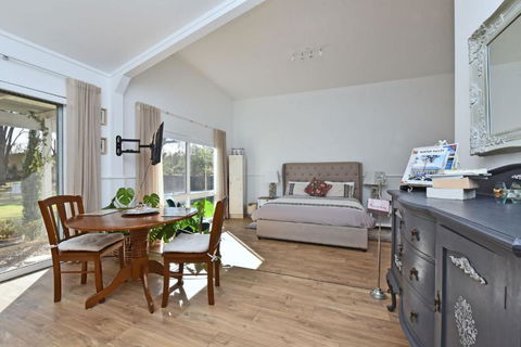 Rose Cottage Studio Romantic Or Solo Getaway. Spa, Games Room - Accommodation Port Hedland 1
