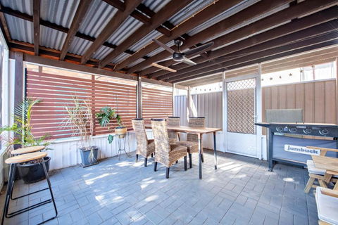 Rosewood Cottage - Stroll To Central, Cosy Escape - Accommodation Port Hedland 3