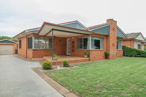 Roycox Cottage - Charming Escape, Fireplace - Accommodation Port Hedland 3