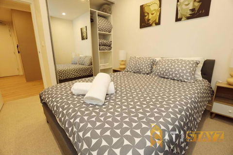 Ruby Red, 1Bd 1Bth Apt - Woden CBD - Accommodation Port Hedland 1