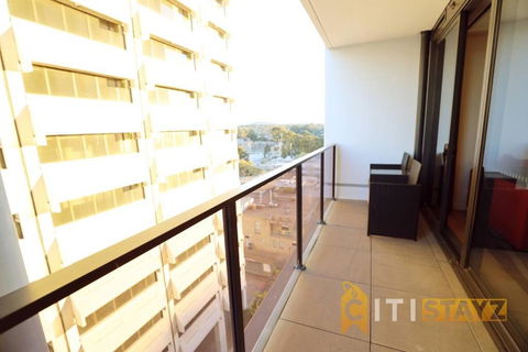 Ruby Red, 1Bd 1Bth Apt - Woden CBD - Accommodation Port Hedland 2