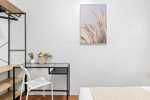 Rustic Double Room - Nearby Stations & Stores - Shared Bathroom - Accommodation Port Hedland 1