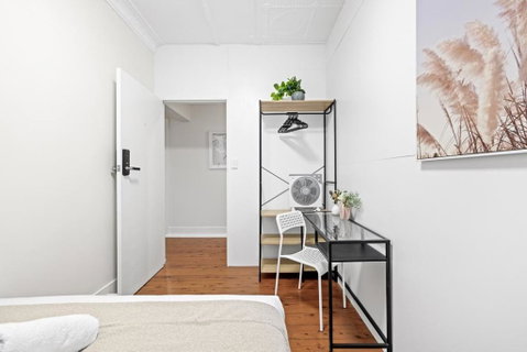 Rustic Double Room - Nearby Stations & Stores - Shared Bathroom - Accommodation Port Hedland 3