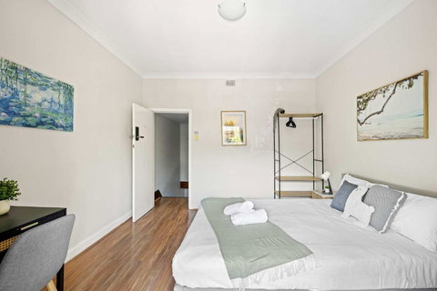 Rustic Queen Room In Glebe - Next To USYD - Shared Bathroom - Accommodation Port Hedland 0