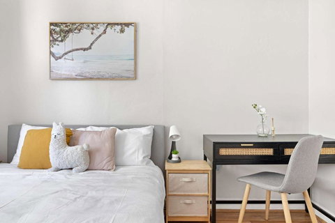 Rustic Queen Room In Glebe - Next To USYD - Shared Bathroom - Accommodation Port Hedland 2