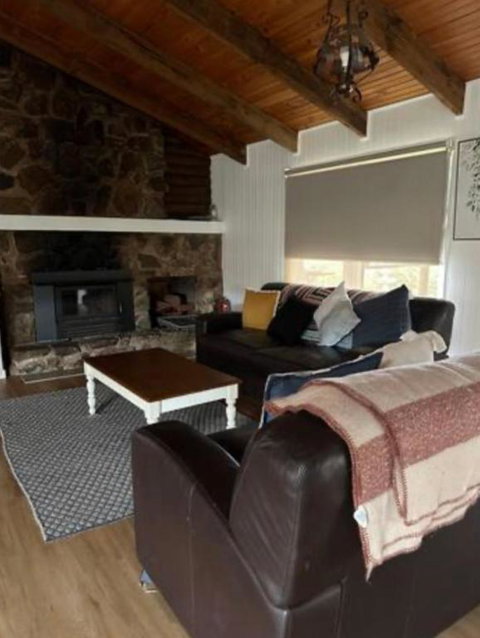 Rustic Retreat: The Lodge Lurg Sanctuary - Accommodation Port Hedland 0