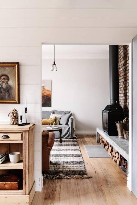 Sailors Whisk, Luxurious Restored Antique Cottage - Accommodation Port Hedland 1