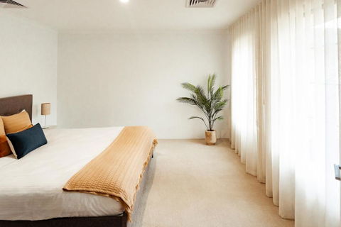 Salhus - Sleep In King Beds & Easy Walk To Town - Accommodation Port Hedland 3