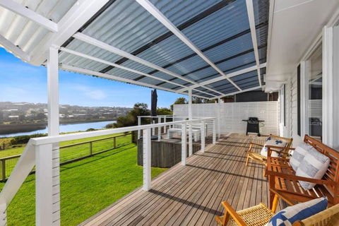 SALTWATER HOUSE - Opposite The Beach And Views Over The Lake! - Accommodation Port Hedland 1