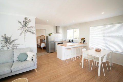 Sanbis Cabin - Hidden Boutique Retreat, Sea Views - Accommodation Port Hedland 2