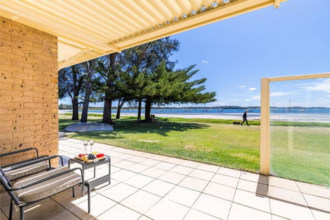 Sandy Beach House Corlette Unit 1 Waterfront WI-FI Aircon - Accommodation Port Hedland 2