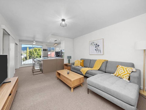 Sandy Bay Apartment With Hobart River View, Near UTAS - Stroll To Cafes And Shops - Accommodation Port Hedland 0