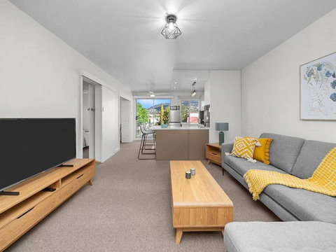 Sandy Bay Apartment With Hobart River View, Near UTAS - Stroll To Cafes And Shops - Accommodation Port Hedland 2