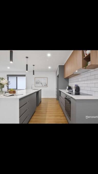 Spacious House Close To Hobart CBD WiFi And New Sony QLED Smart TV - Accommodation Port Hedland 0