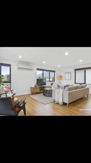 Spacious House Close To Hobart CBD WiFi And New Sony QLED Smart TV - Accommodation Port Hedland 1
