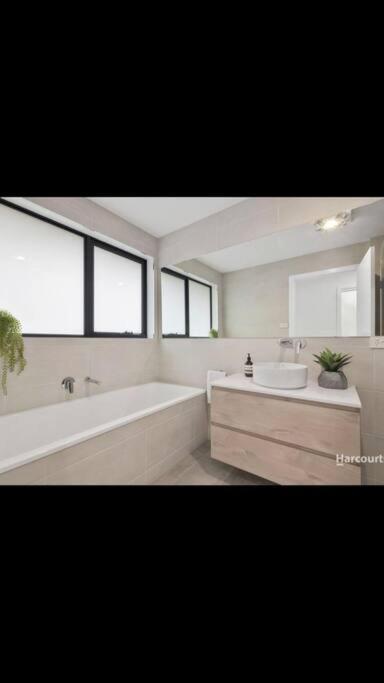 Spacious House Close To Hobart CBD WiFi And New Sony QLED Smart TV - Accommodation Port Hedland 3