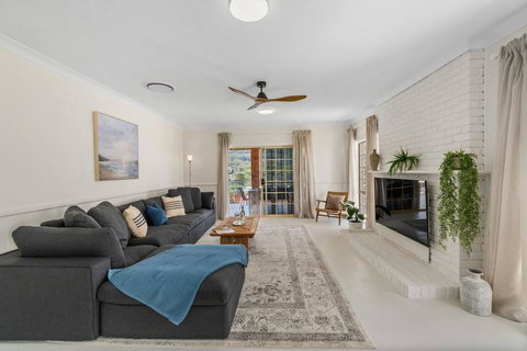 Stanwell Park Escape - Sprawling Beachfront Living - Accommodation Port Hedland 1