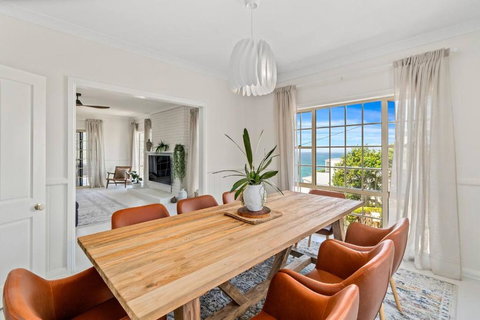 Stanwell Park Escape - Sprawling Beachfront Living - Accommodation Port Hedland 2