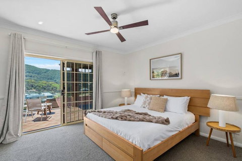 Stanwell Park Escape - Sprawling Beachfront Living - Accommodation Port Hedland 3