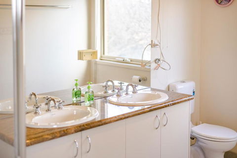 StayAU Family Home Comfort In Caroline Springs - Accommodation Port Hedland 3