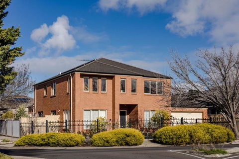 StayAU Family Home Comfort In Caroline Springs - Accommodation Port Hedland 0