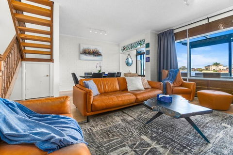 Stunning Lake View Townhouse-Dream Staycation - Accommodation Port Hedland 2