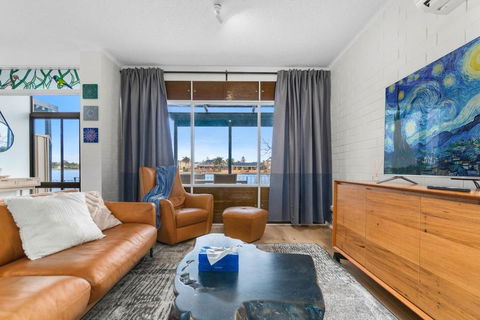 Stunning Lake View Townhouse-Dream Staycation - Accommodation Port Hedland 3