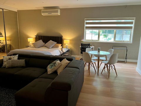 Super Luxury Self Contained Studio Unit - Accommodation Port Hedland 0