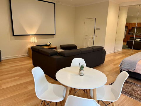 Super Luxury Self Contained Studio Unit - Accommodation Port Hedland 2