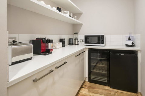 Beachstone - Stylish Spacious Home Opposite Beach And Close To Town - Accommodation Port Hedland 2