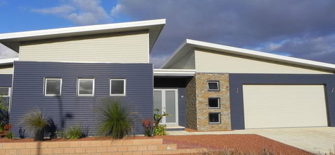 Beautifully Appointed Large Family Home - Accommodation Port Hedland 1