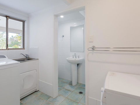 Beauty And The Beach', 88 Foreshore Drive - Large Home With WIFI & Water Views - Accommodation Port Hedland 2