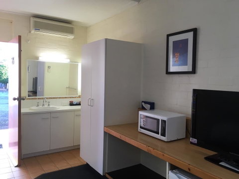 Bishops Lodge Narrandera - Accommodation Port Hedland 3