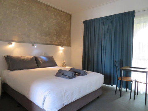 Bishops Lodge Narrandera - Accommodation Port Hedland 2