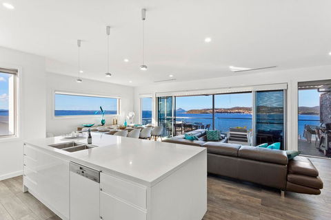 Blue Water Splendour - Infinity Pool And Amazing Views!! - Accommodation Port Hedland 3