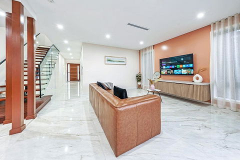 Spacious & Luxury 4Bed Room Retreat Near Station - Accommodation Port Hedland 3