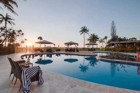 Tangalooma Island Resort Whale Watching Day Cruise With Dolphin Feeding - Accommodation Port Hedland 4